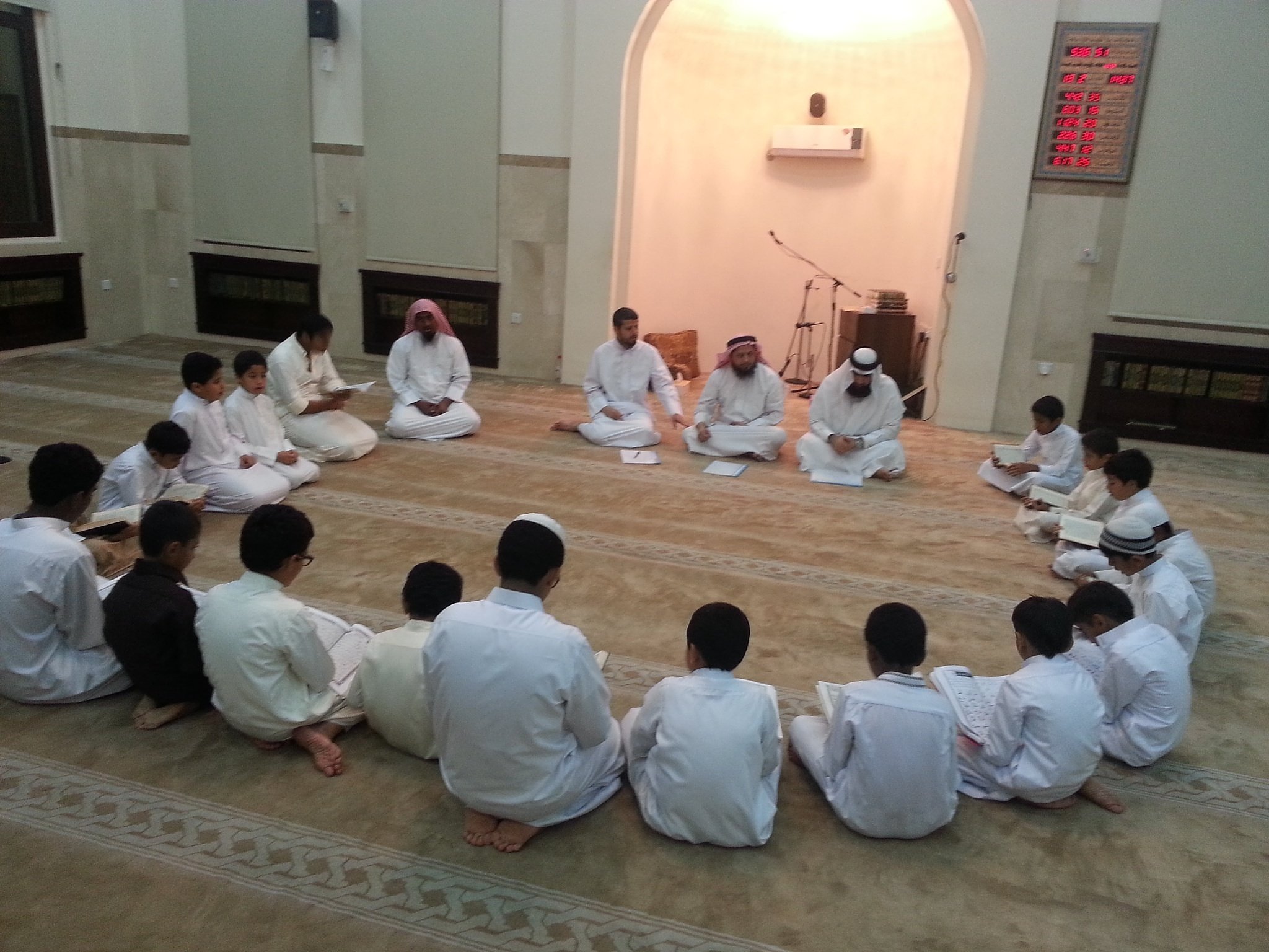 مجموعه من طلاب حلقة مسجد عمرو